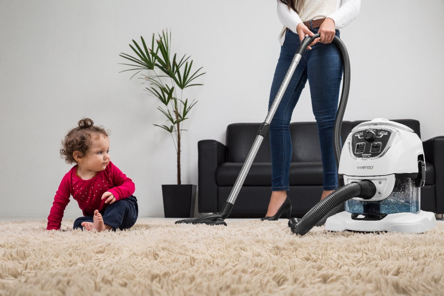 Melanie saugt Teppich mit Vivenso